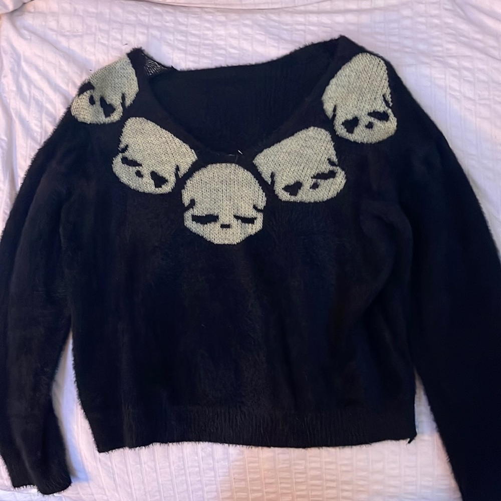 Skull velvet sweater